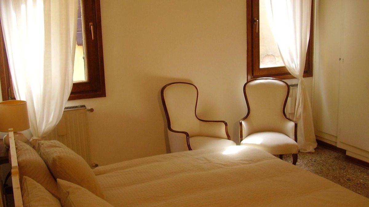 Dorsoduro Apartment | Apartment in Dorsoduro (with terrace) CIN: IT027042C2985BDBQQ