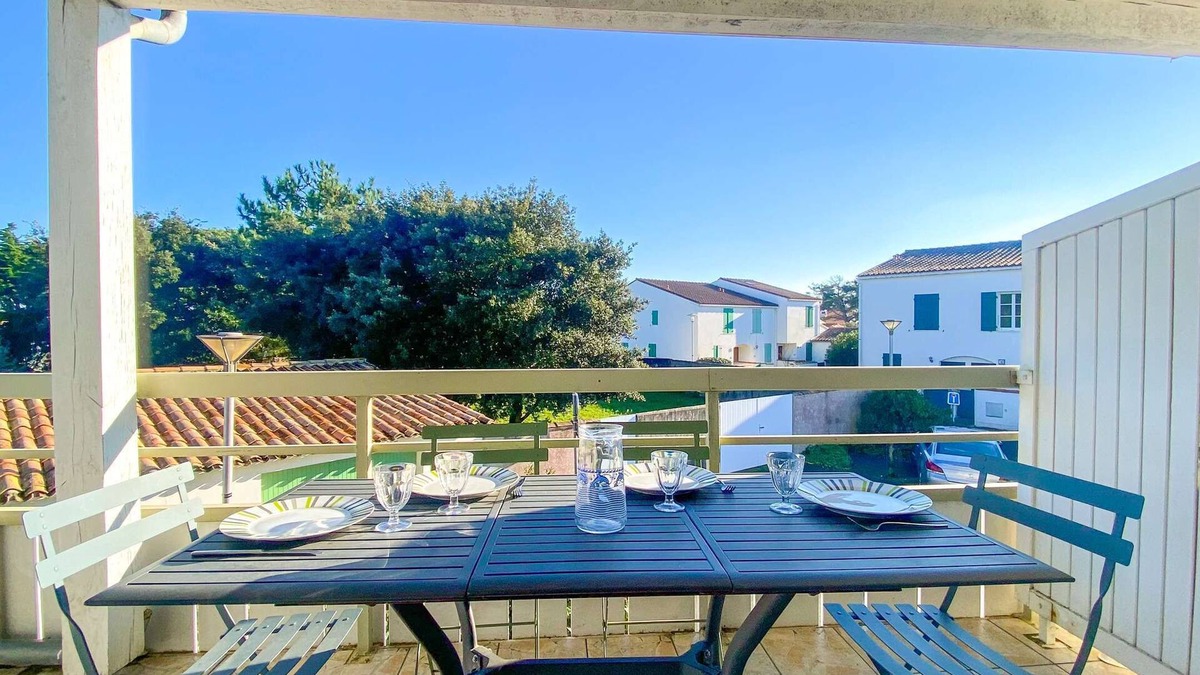 La Couarde-sur-Mer Apartment | Apartment in residence with pool, and parking