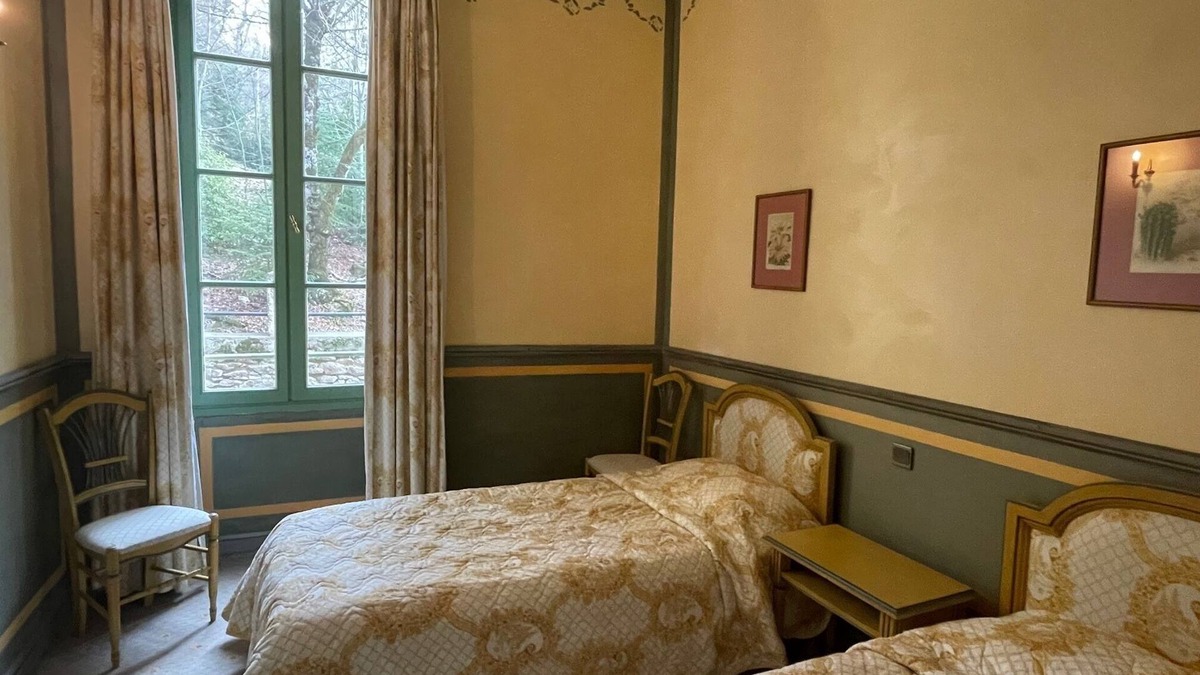 Montbrun-les-Bains Apartment | Apartment in a 19th century chateau with swimming pool and tennis court in a 4-hectare park
