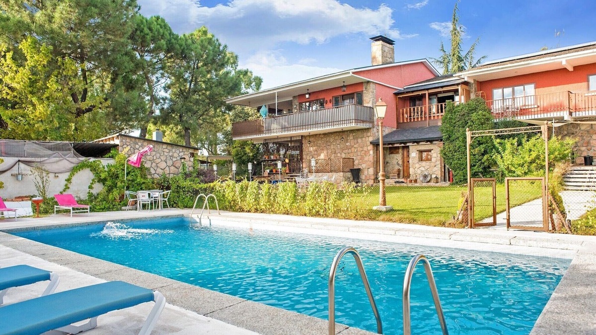 Galapagar Apartment | Apartment in Galapagar with Pool and Sauna