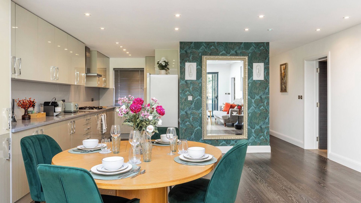 Guildford Apartment | Apartment in Guildford with Parking