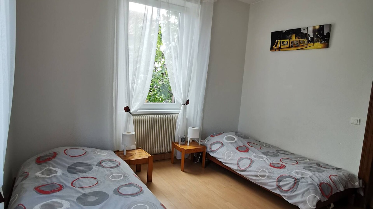 Mulhouse Apartment | Apartment in house, from 2 to 4 people, 2 bedrooms, garden.