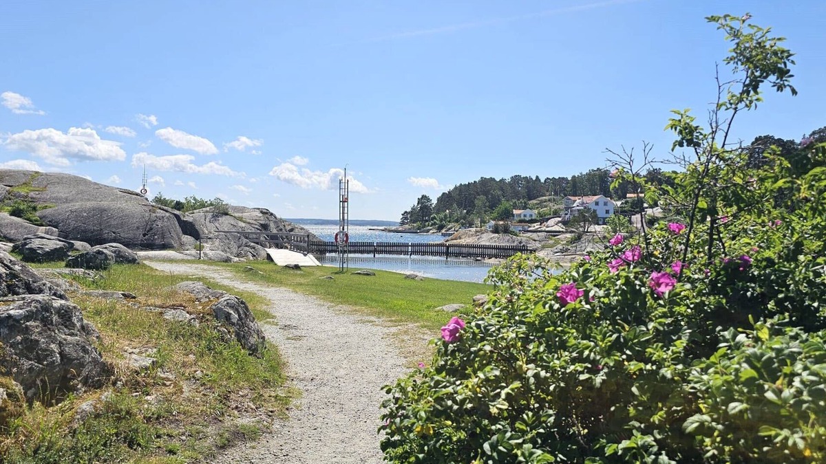 Hoviksnas Apartment | Apartment in Höviksnäs, 300 m from the sea with a view of the Tjörn Bridge | SE09112