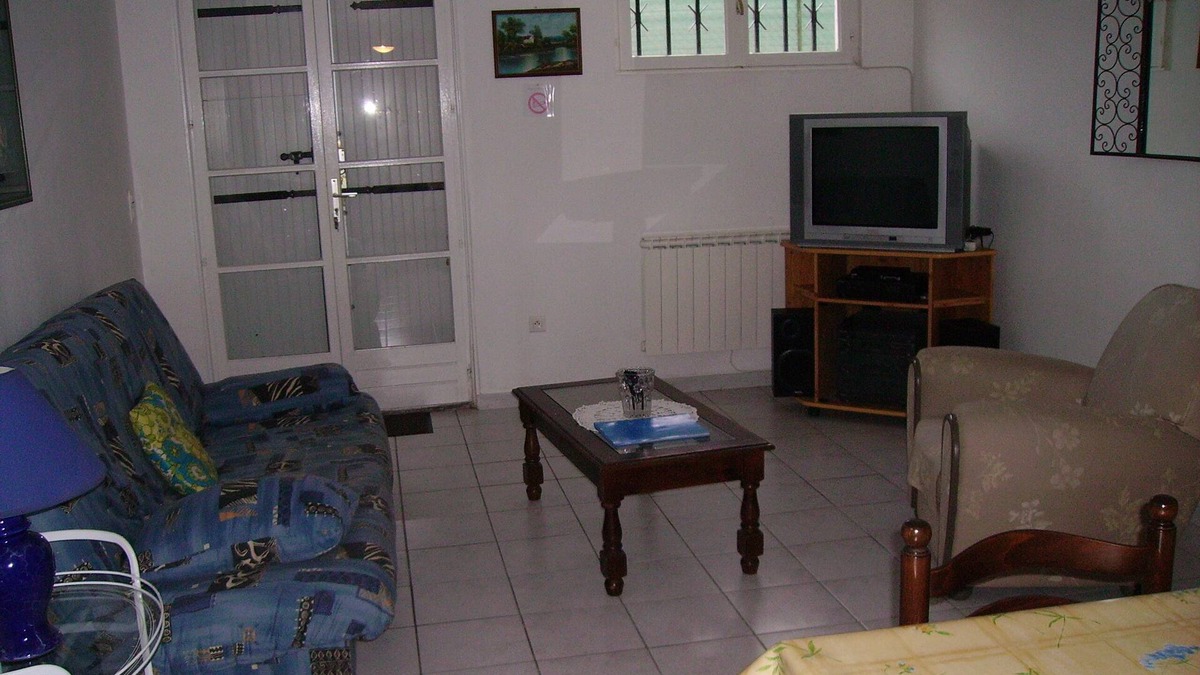 Breuillet Apartment | APARTMENT IN INDIVIDUAL HOUSE