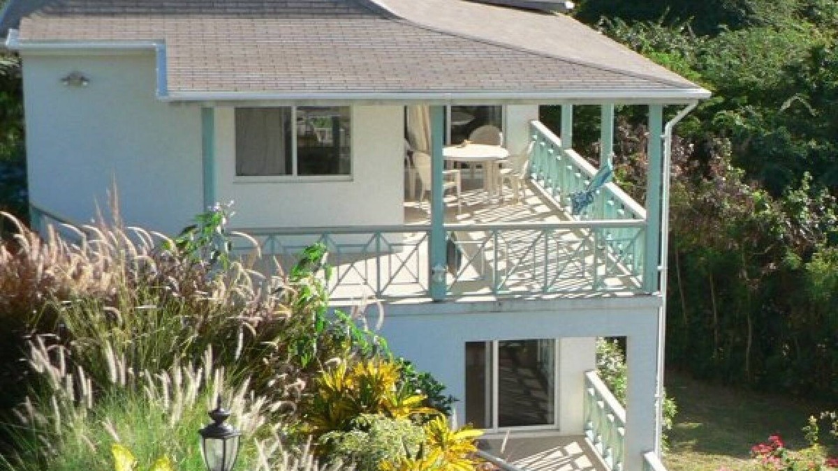 Oualie Bay Apartment | Apartment in Villa Iris, above the nicest beach on Nevis