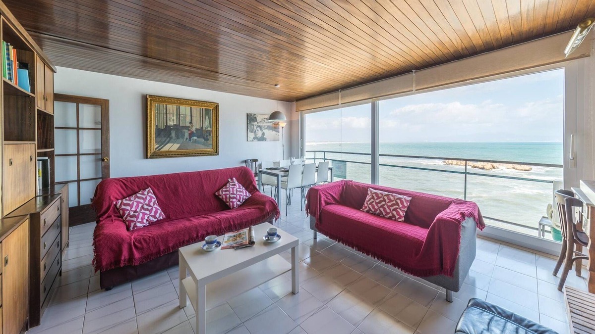 L'Escala Apartment | Apartment in L'Escala with Stunning Sea Views