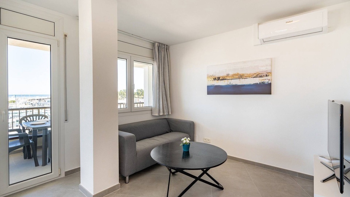 L'Escala Apartment | Apartment in L’Escala near Sandy Beaches