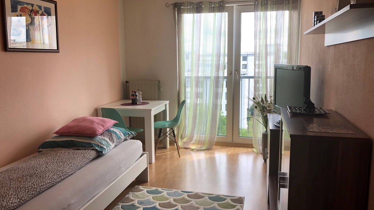 Hartenberg-Munchfeld Apartment | Apartment in Mainz - Wohn-schlafzimmer mit Kochnische und Bad