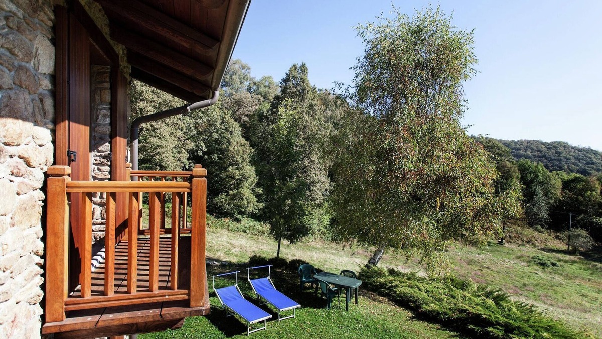 Netro Apartment | Apartment in Netro with Balcony and Views