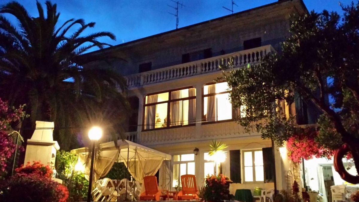 Borgio Verezzi House | Apartment in period villa with garden, pool and separate entrance