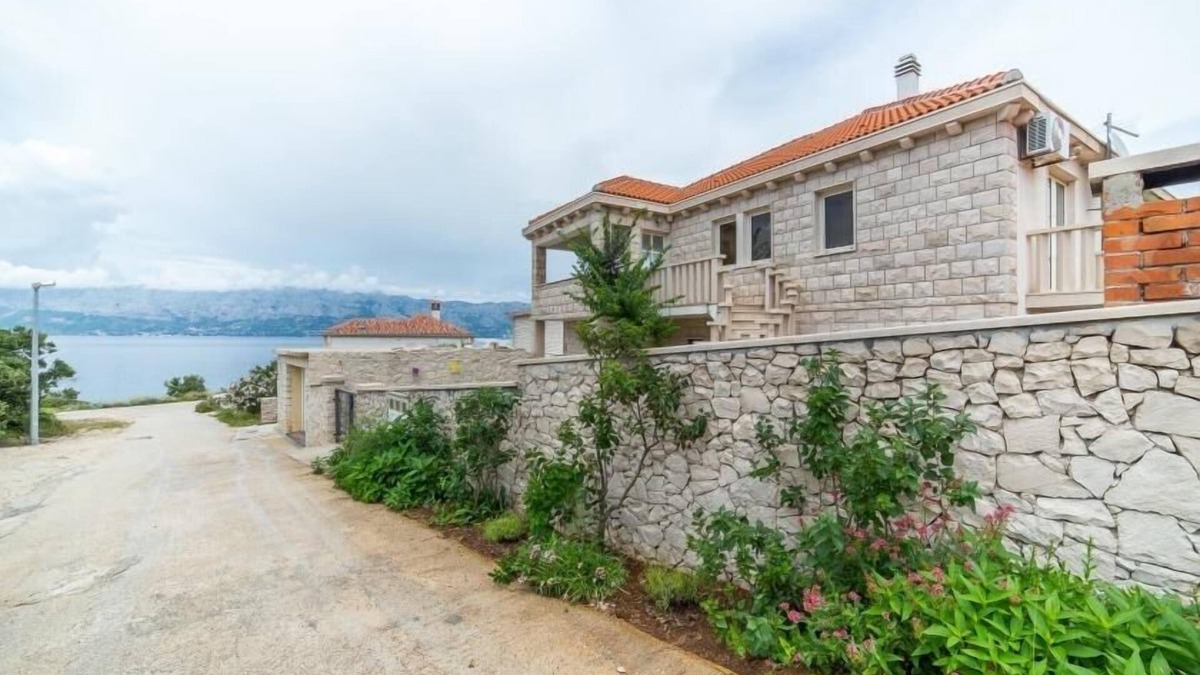 Povlja Apartment | Apartment in Povlja with Terrace, Air condition, WIFI (4991-1)