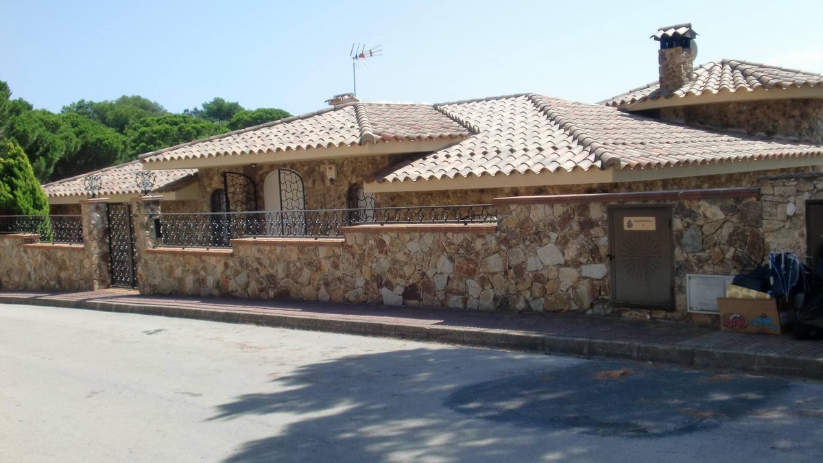 Lloret de Mar Apartment | Apartment in private villa 1.5 km. from Lloret de Mar. 500 meters away from Cal beach