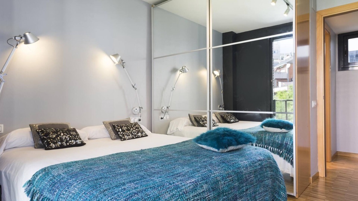Sant Gervasi Apartment | Apartment in Sarrià Pedralbes w/Balcony for 6