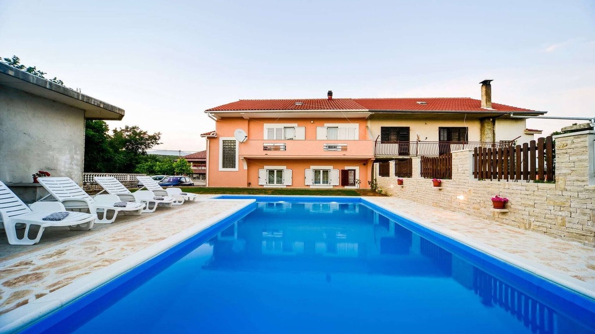 Slivnica Apartment | Apartment in Slivnica with Private Pool