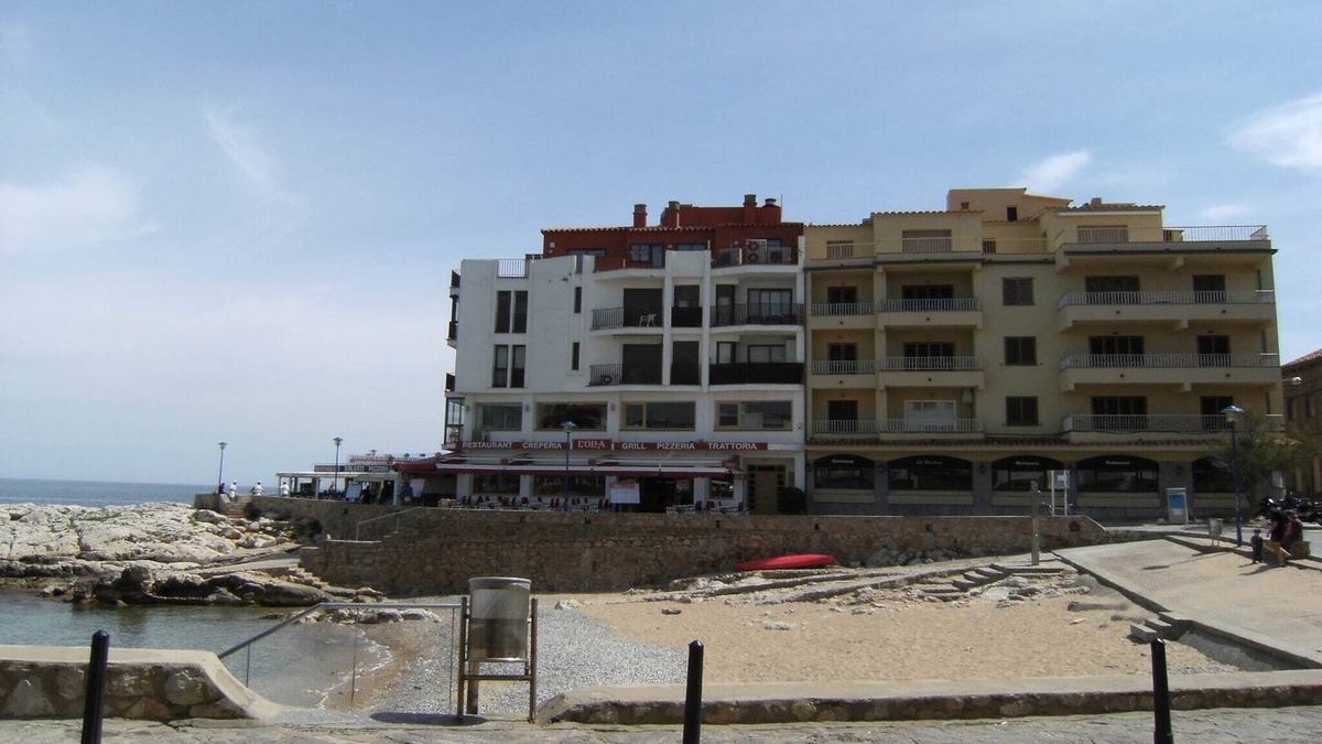 Pedrinya Apartment | Apartment in Spain with Beachfront View