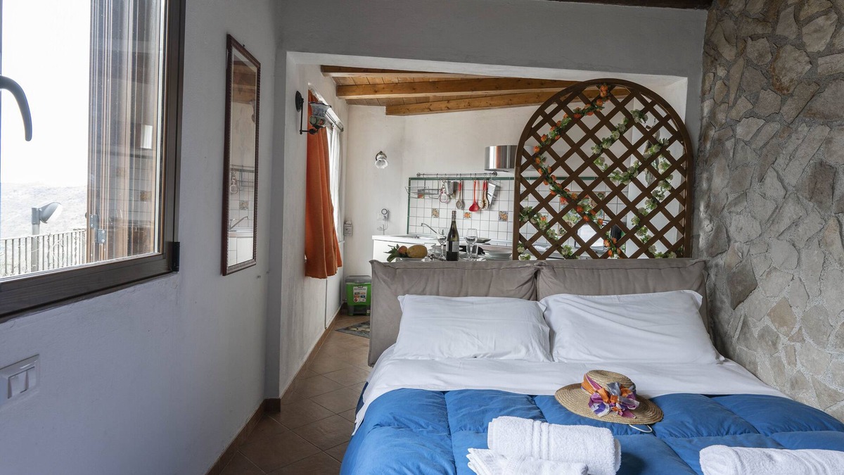 Reitano House | Apartment in studio villa called Vulcano sleeps 2