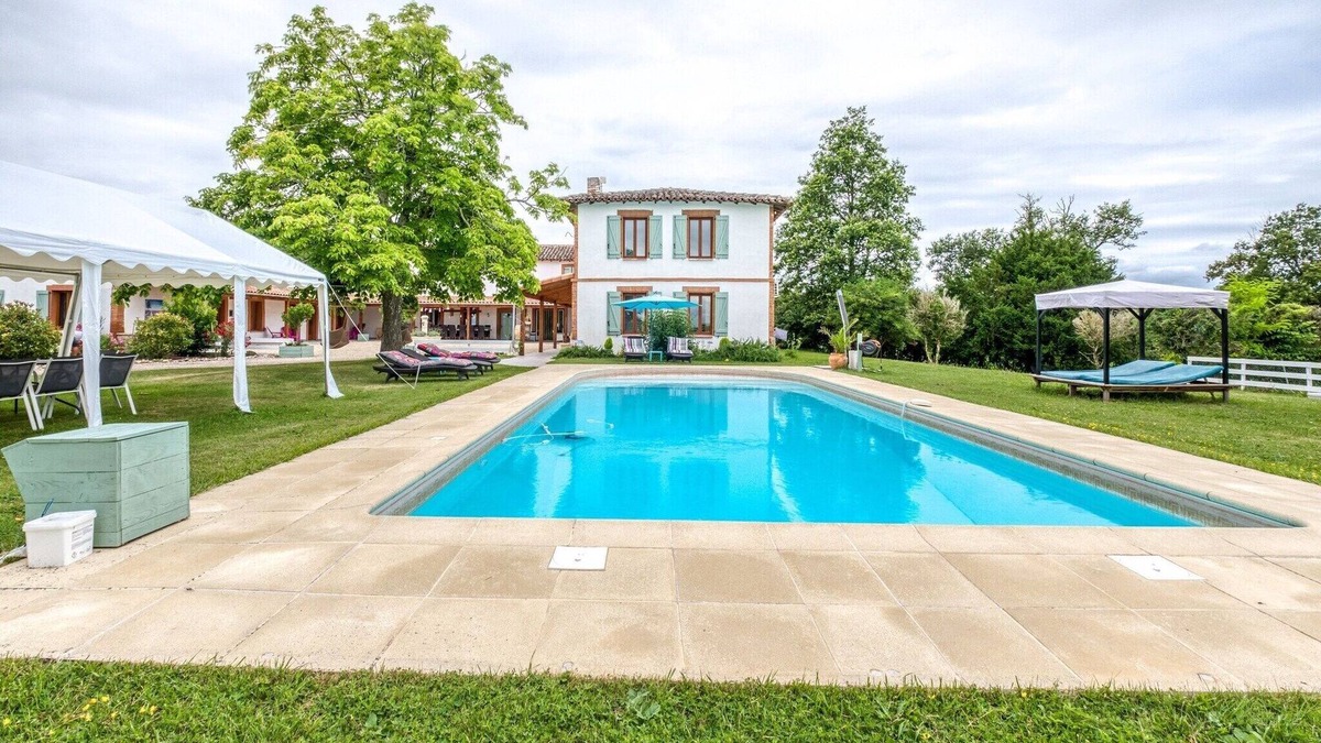Rabastens Apartment | Apartment in Tarn with Pool and Bubble Bath