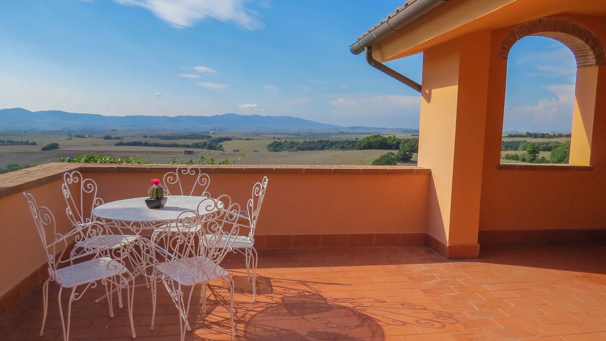 Pomaia Apartment | Apartment in terraced house with terrace and panoramic view, 5 people