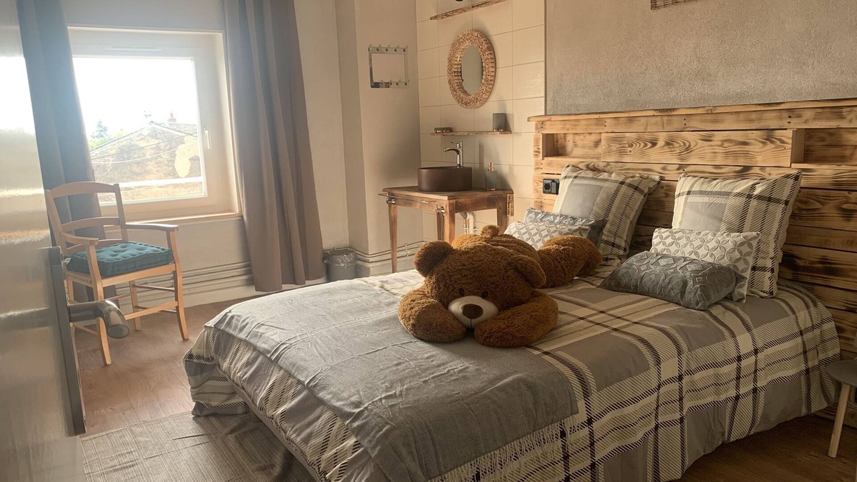 Uchizy Apartment | Apartment in the center of the village with swimming pool