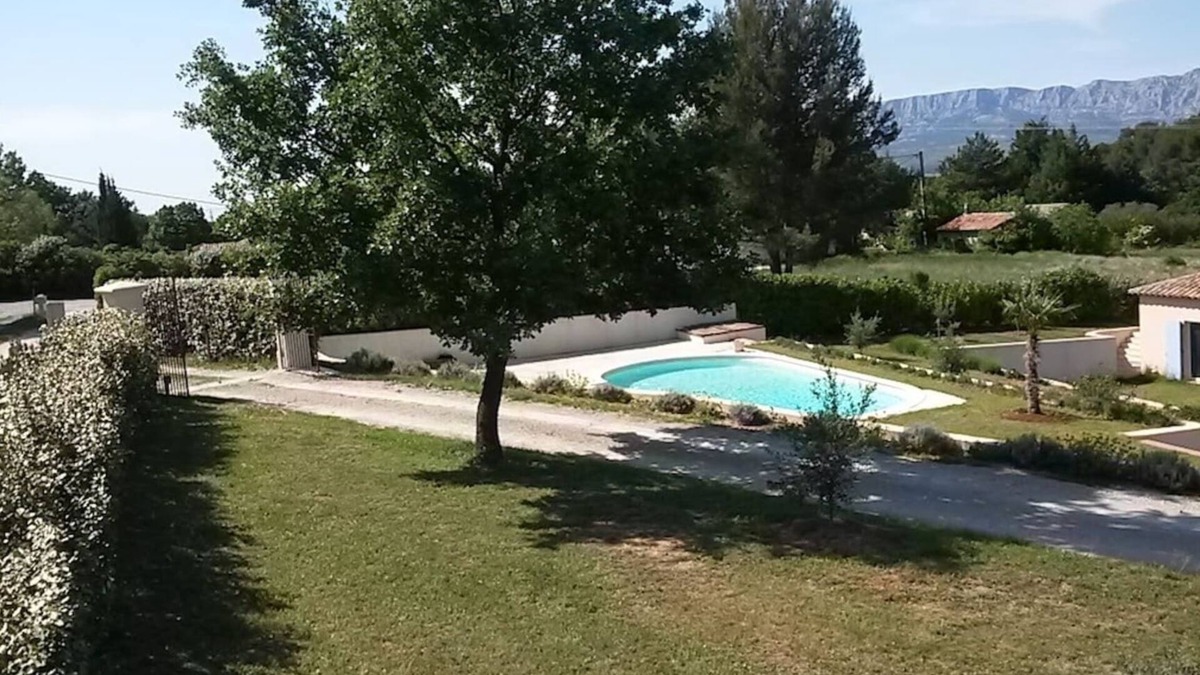 Trets Apartment | Apartment in Trets with swimming pool and view of Sainte-Victoire