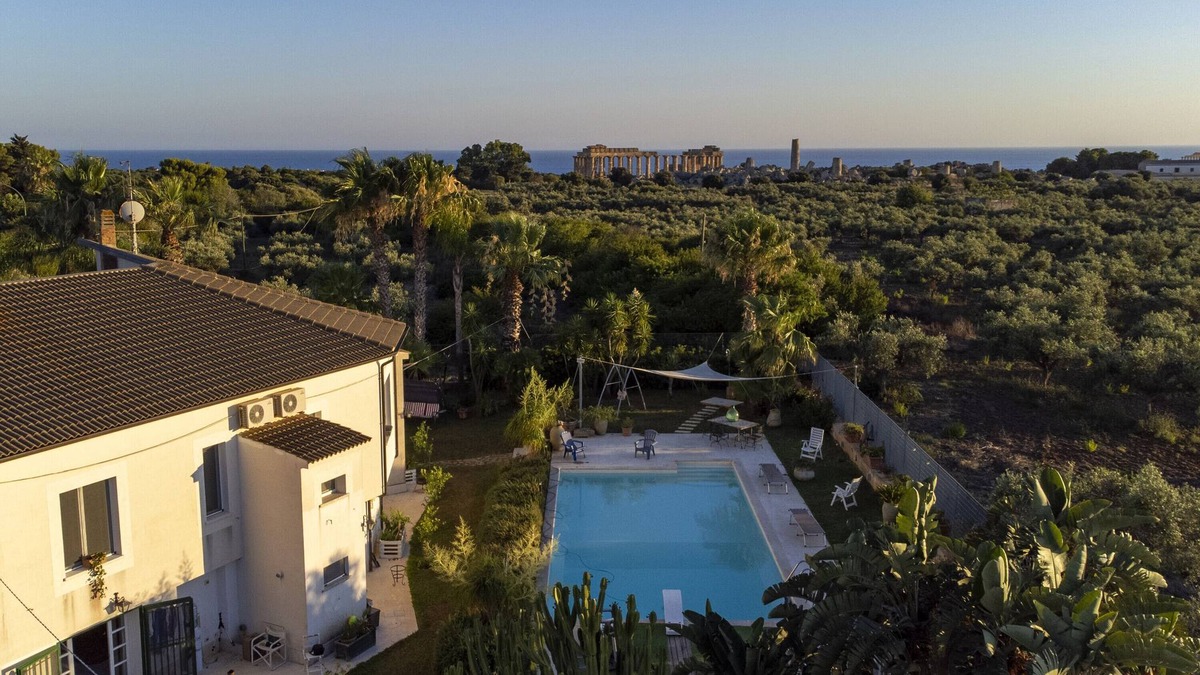 Marinella di Selinunte Villa | Apartment 'In Villa Templi Selinunte' with Sea View, Wi-Fi and Air Conditioning