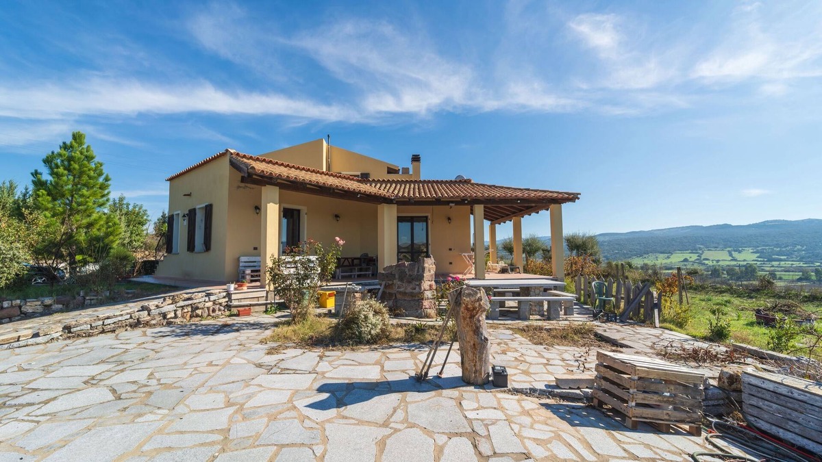Perfugas House | Apartment in Villa “Immersa Nella Natura” with Views, Private Terrace, Shared Pool & Wi-Fi