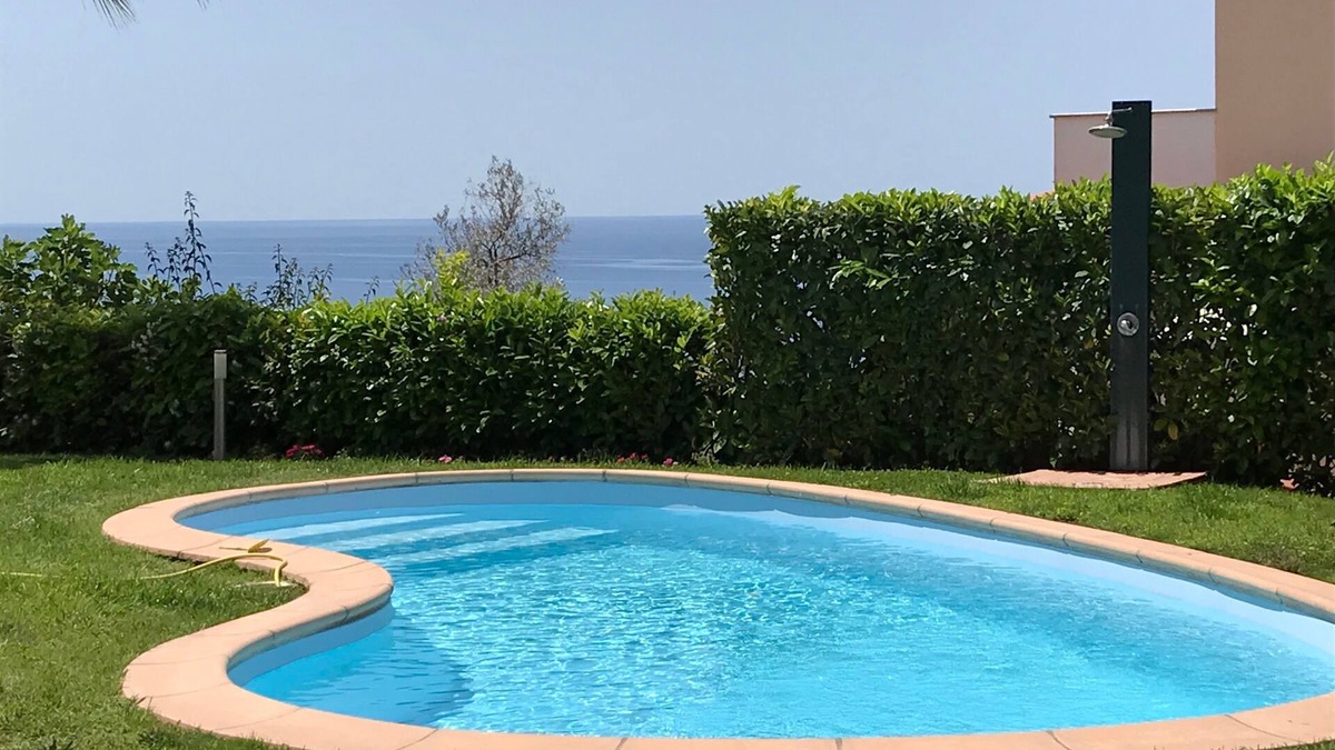 Diamante House | Apartment in villa with swimming pool and garden overlooking the sea on two levels