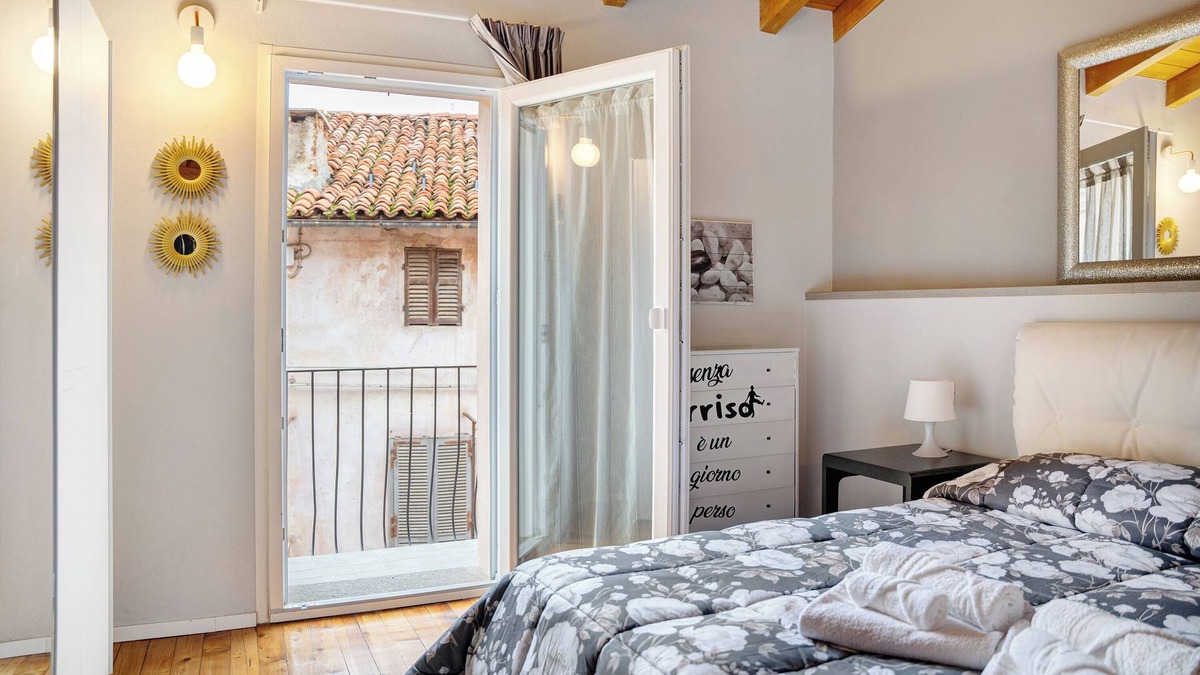 Piazza Apartment | Apartment 'Incantevole Loft' with Balcony, Wi-Fi and Air Conditioning