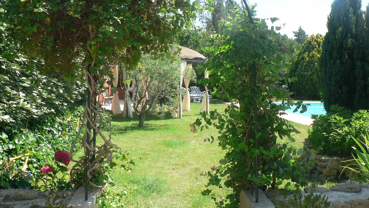 Istres Apartment | Apartment indépendant- T 2 in a villa - pool and garden.