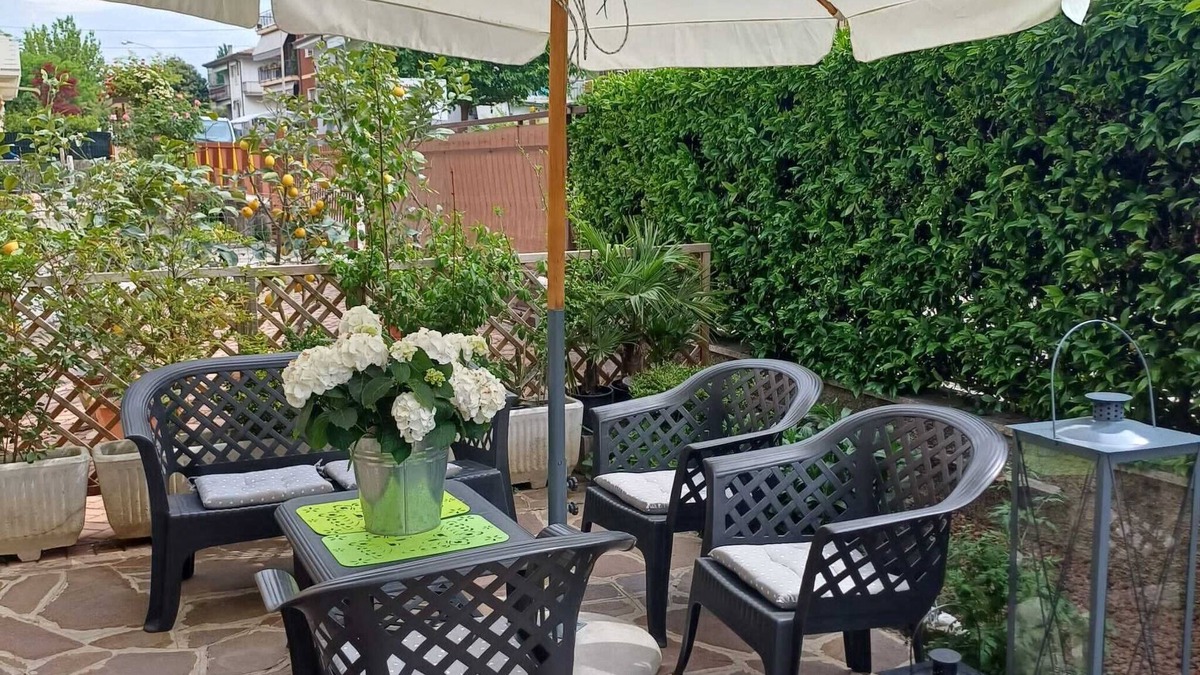 Sandra Apartment | Apartment 'Casa Fiore di Magnolia' with Private Garden, Balcony and Air Conditioning