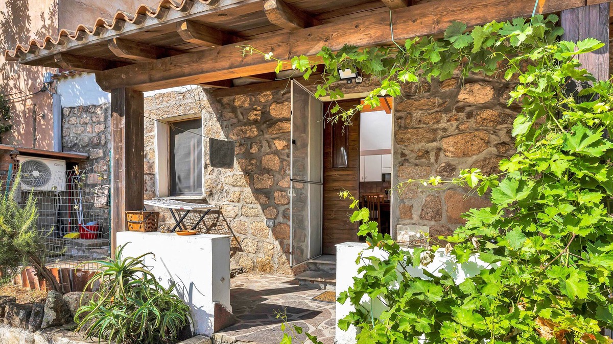 Loiri Porto San Paolo Apartment | Apartment Casettina with A/C, Balcony & Garden