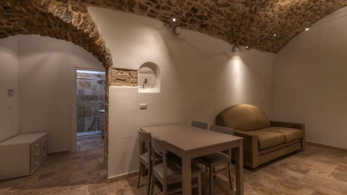 SantʼAgata di Puglia Apartment | Apartment 'Tena - Arco Pronti' with Mountain View, Wi-Fi and Air Conditioning