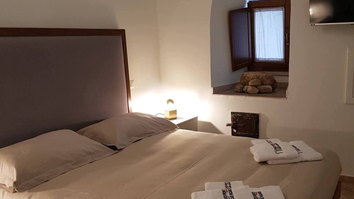 SantʼAgata di Puglia Apartment | Apartment 'Cafuorchie - Arco Pronti' with Mountain View, Wi-Fi and Air Conditioning