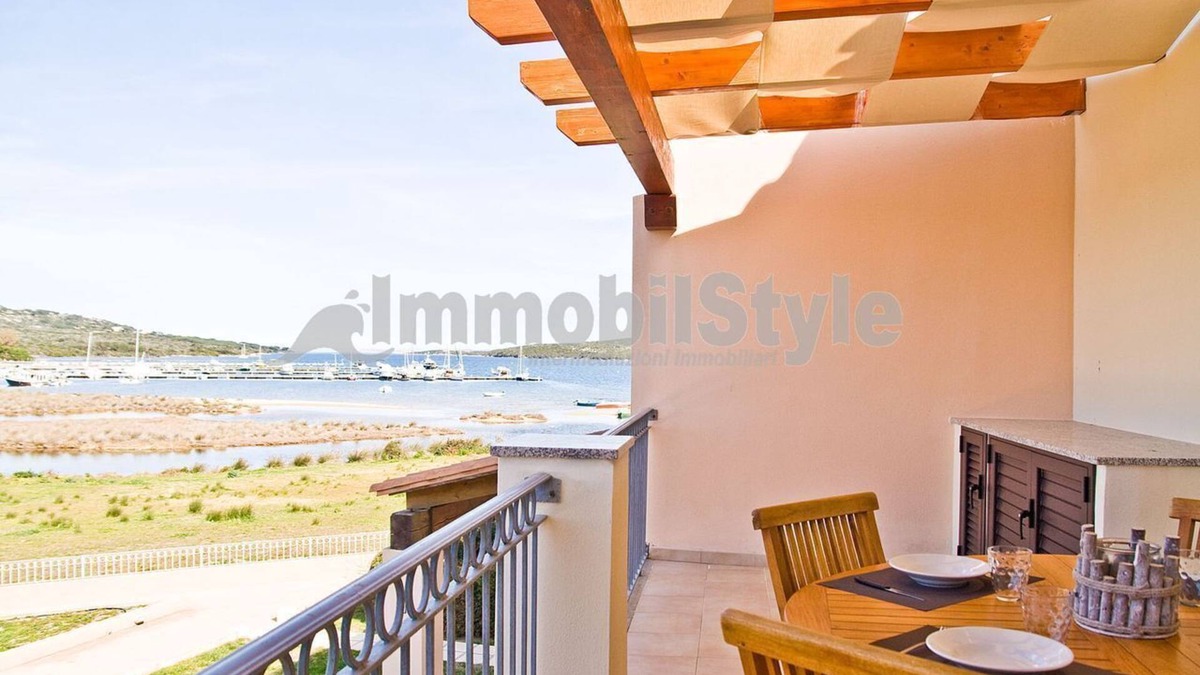 Porto Pozzo Apartment | Apartment with terrace and sea view