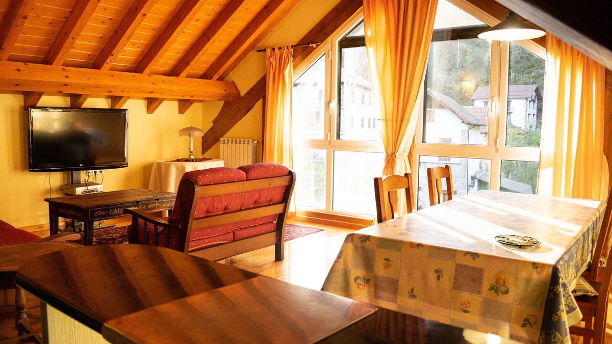 Uztarroz Apartment | Apartment 'Kabila Enea 2' with Mountain View, Private Garden and Wi-Fi