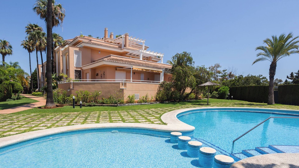 Molinell Apartment | Apartment 'Keops' with Shared Pool, Private Terrace and Air Conditioning