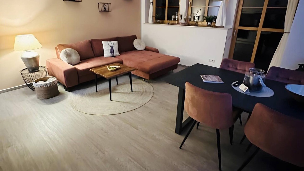 Eggesin Apartment | Apartment 'Kleine Waldstube' with Shared Terrace and Wi-Fi