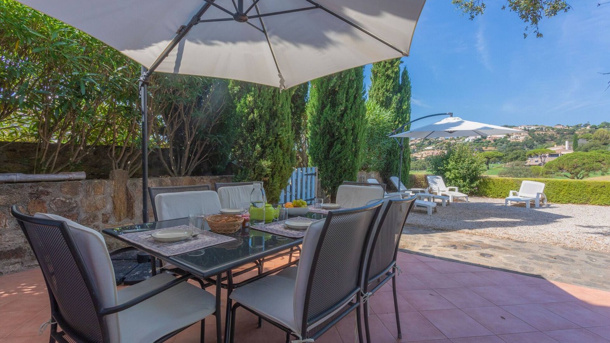 La Nartelle Apartment | Apartment 'L'amandier' with Private Terrace, Private Garden and Wi-Fi