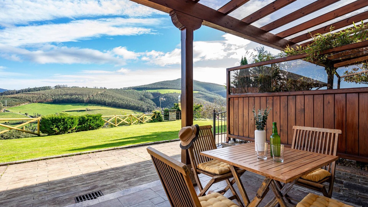 Vegadeo Apartment | Apartment 'L De Alborada Del Eo' with Mountain View, Private Terrace and Wi-Fi