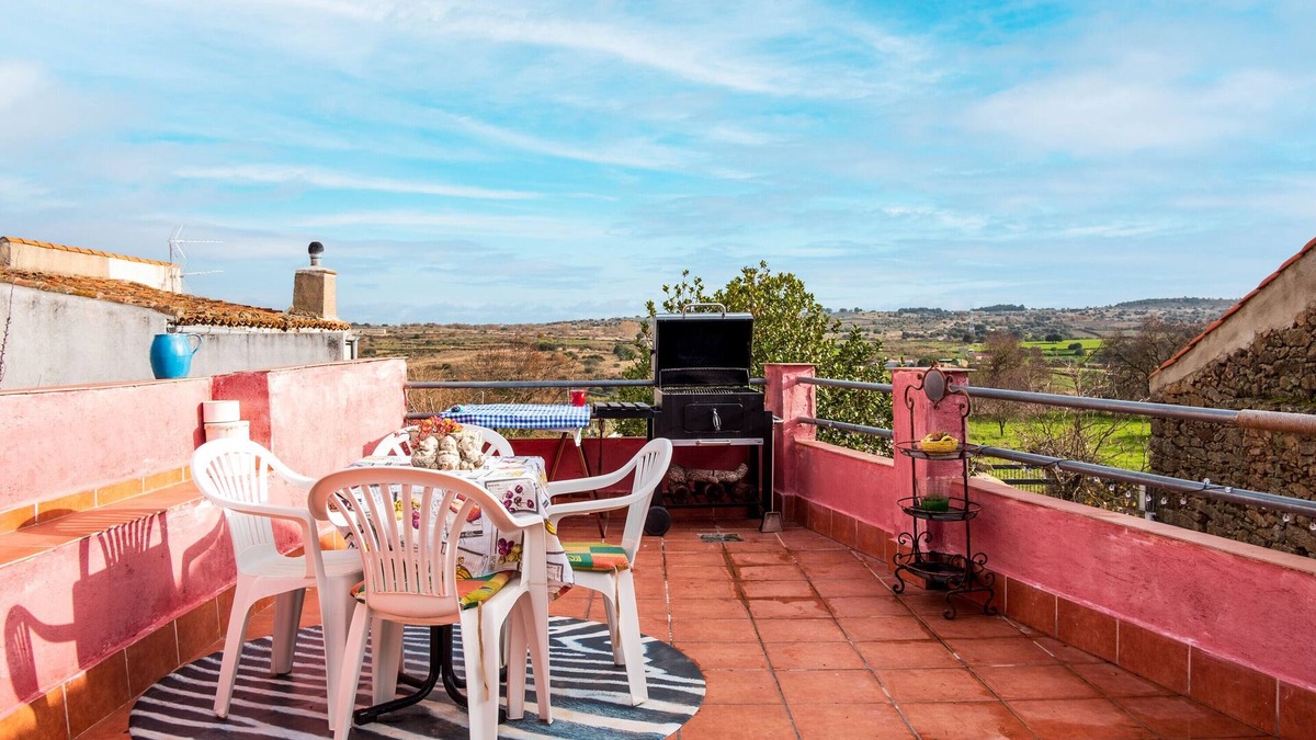 Perena Apartment | Apartment 'La Plazuela De Mari II' with Balcony and Wi-Fi