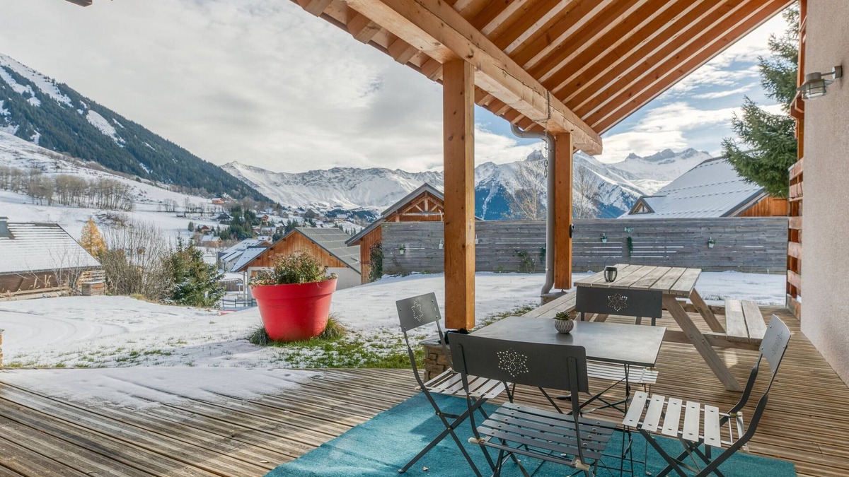 Saint-Jean-d'Arves Apartment | Apartment 'L'escargot' with Mountain View, Private Terrace and Wi-Fi