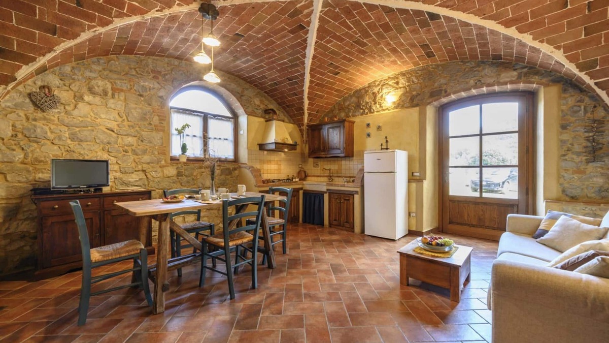 Pomarance Apartment | Apartment 'La Caciaia' with Shared Pool, Private Garden and Wi-Fi