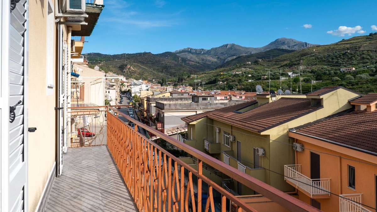 Lascari Apartment | Apartment 'La Casa Del Cuore' with Mountain View, Wi-Fi and Air Conditioning