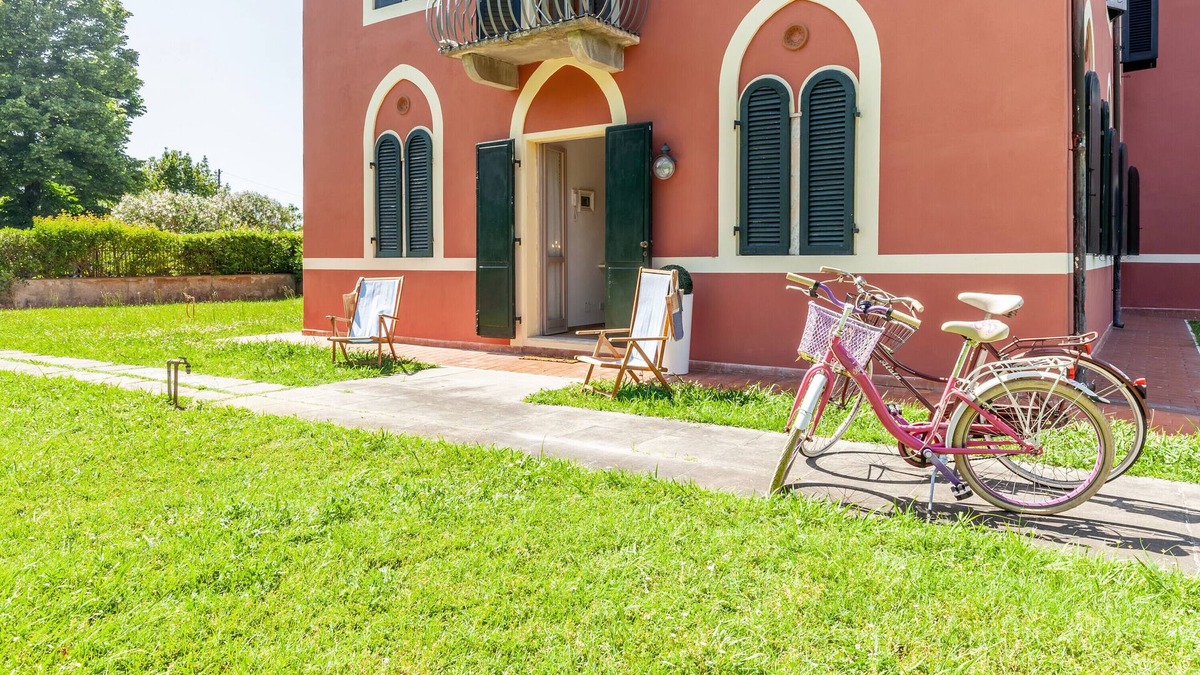 Lido di Camaiore Apartment | Apartment 'La Casa Rossa Versilia' with Mountain View, Shared Garden and Wi-Fi