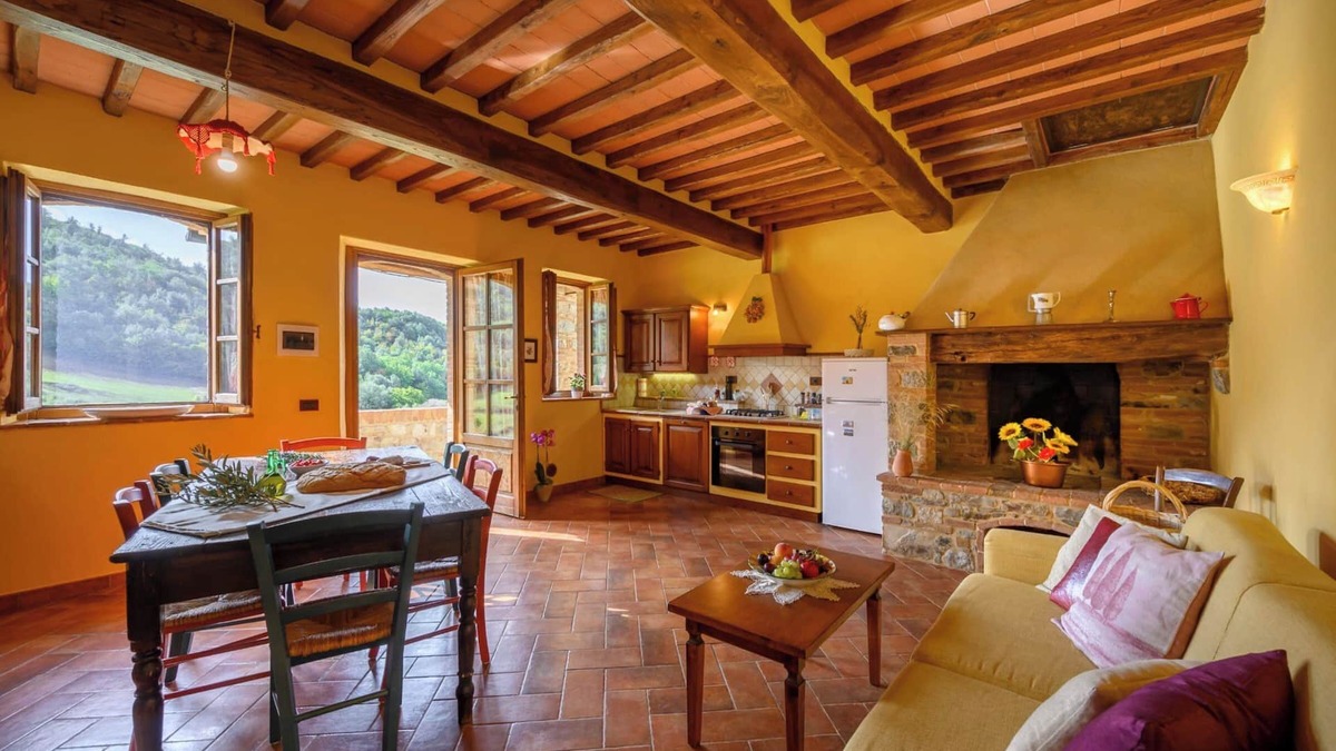 Pomarance Apartment | Apartment 'La Casa' with Shared Pool, Private Garden and Wi-Fi