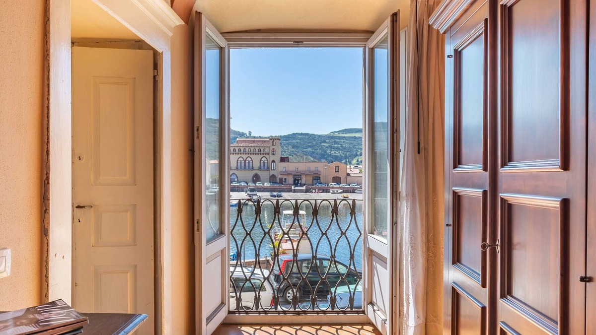 Bosa Historic Centre Apartment | Apartment 'La Dimora' with Balcony and Wi-Fi