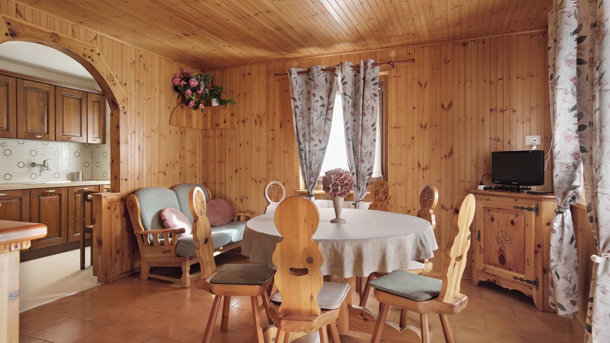 Cogne Apartment | Apartment 'La Maison Du Bonheur Lillaz' with Mountain View, Shared Garden and Balcony
