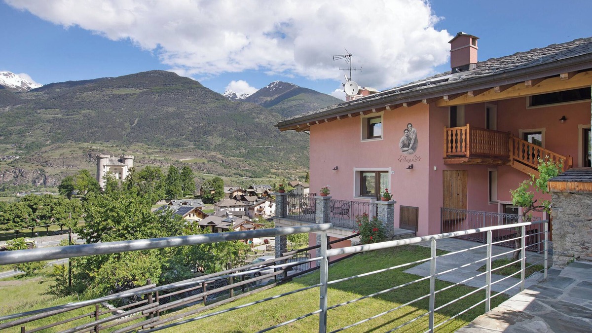 Aymavilles Apartment | Apartment 'La Maison De Deni - Vista Montagna' with Mountain View, Private Garden and Wi-Fi