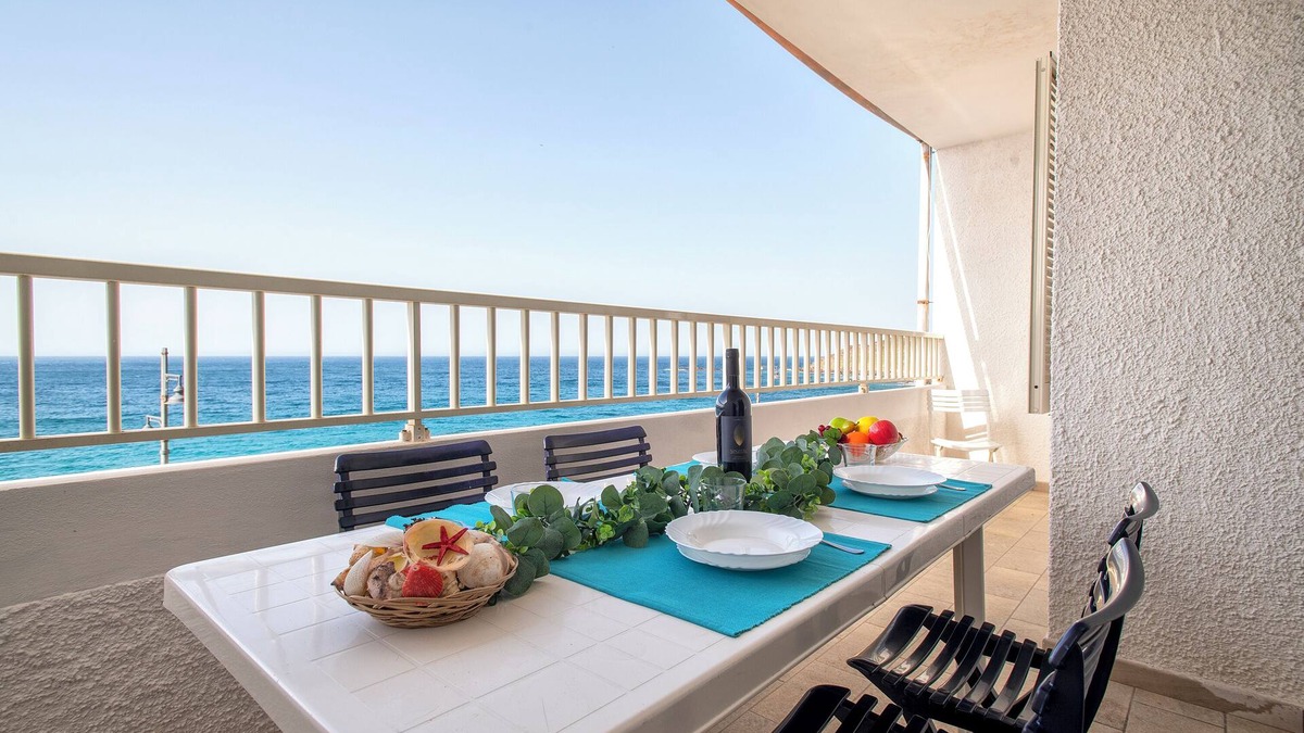 Castelsardo Historic Centre Apartment | Apartment 'La Marina Beach House' with Sea View, Balcony and Air Conditioning