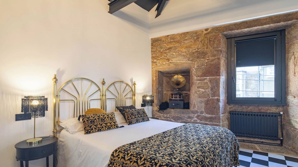 Corcubion Apartment | Apartment 'La Suite De Los Años 20' with Private Terrace, Balcony and Wi-Fi